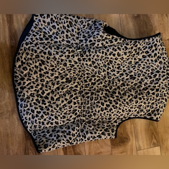 Croft and Borrow Women’s Light weight plus size leopard print quilted vest - Picture 9 of 10
